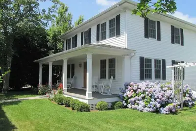 Image de Bright spacious downtown home w/ guest house; walk to beach & lighthouse