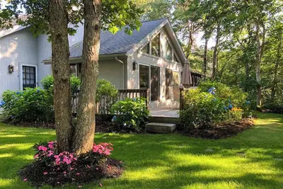 Image de Charming Home with Deck, Screened Porch, Private Balcony, Near Beaches