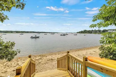 Image de Peaceful Great Pond getaway with private yard, patio, Ac & family-friendly games