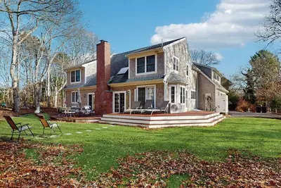 Image de Bright coastal home close to the beach with deck, yard, Ac & outdoor shower
