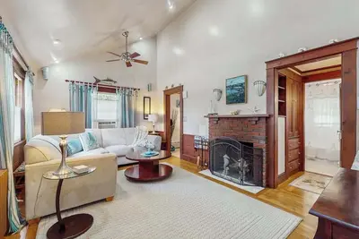Image de Great location! walk to restaurants, shops, ferries; close to beach & bike trail