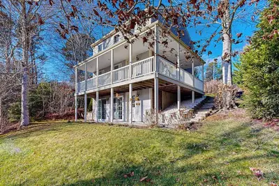 Image de Spacious home close to Peters Pond Beach with porch, Ac, W/D, & water view
