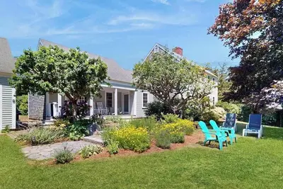 Image de Two-story home with new kitchen, washer/dryer, large yard, and pool table