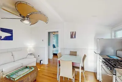 Image de Cozy coastal condo steps from the beach with private deck & two parking spots