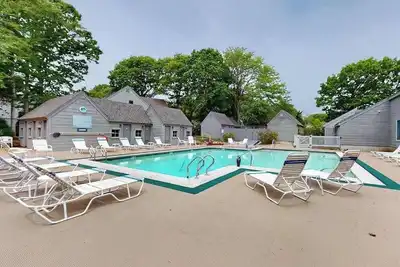 Image de Dog-friendly, two-story condo with community pool - close to Mashpee Town Beach