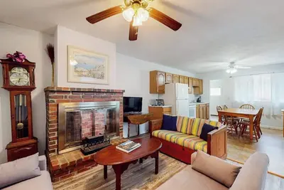Image de Second-floor apartment with Manomet Beach access, deck, firepit & outdoor space