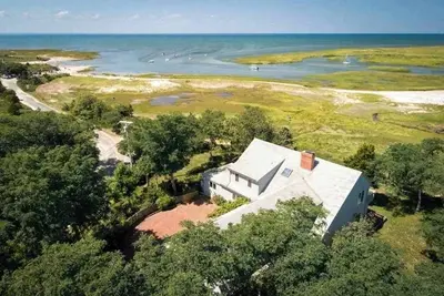 Image de Great waterfront property with wildlife views & walking distance to beach!