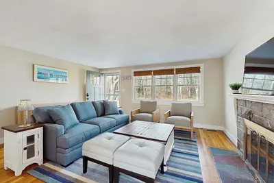 Image de Peaceful Maravista escape with Ac, W/D, yard, walk to Great Pond, & breezy charm