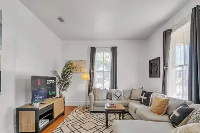 Image de Historic N Campus Stay w Modern Comfort, Mins to Dt Nightlife & Local Hotspots!