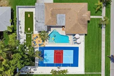 Image de Sleeps 10 | Pickleball | Pool | Tiki Bar | Games