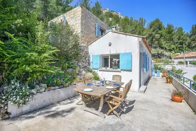 Image de La Maison Bleue - Cabanon avec piscine et parking