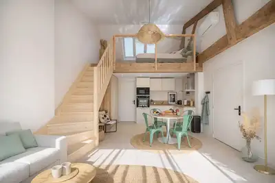 Image de Loft cosy dans ancienne conserverie : cocon lumineux avec mezzanine et terrasse.