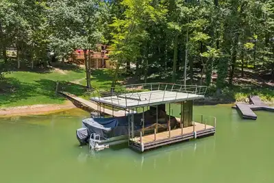 Image de Retraite familiale au bord de l'eau | Quai privé | Lac Lanier | Accès pelouse à l'eau!