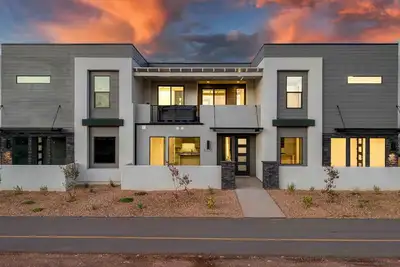 Image de 🌵 Designer Model Home | Sleeps 14 | Hot Tub + Game Zone | Desert Color Lagoon Access
