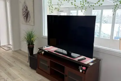 Image de Convenient Location Near Large Shopping Mall and Train Station.