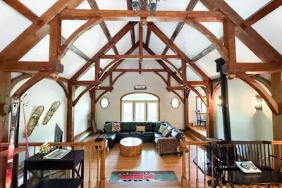 Image de Spacious Ski Lodge near downtown - Pets Welcome!
