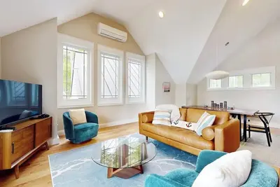 Image de Stunning riverfront home, hot tub, Bbq, and washer & dryer