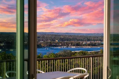 Image de Lake Views + Steps to Marina + Sleeps 18 + Hot tub