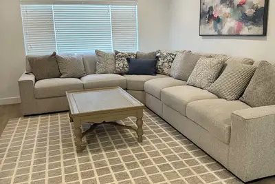 Image de Just listed King beds in 3 bedrooms. Great location. Absolutely beautiful home.