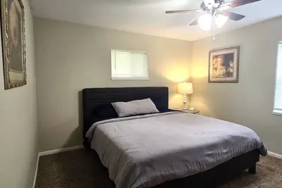 Image de Spacious & Cozy Home near Mu with Game Room