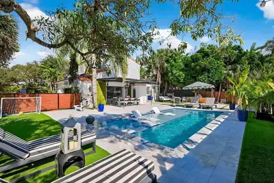 Image de Miami Spa like Pool home - 10 minutes to the beach