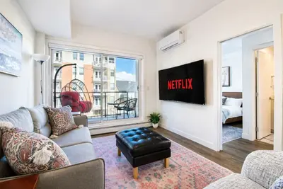 Image de Modern 2 King Beds Condo w Gym & Work Hub on 17 Av