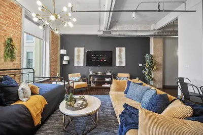 Image de Upscale Urban Loft  Free Parking, Pool + 24/7 Gym