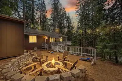 Image de Treehouse Chalet with Fire Pit and Pool Table