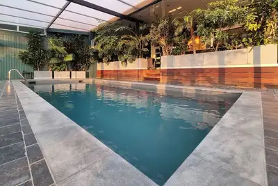 Image de Piscine tropicale en été, au coin du feu l’hiver, entre falaise et Baie de Somme