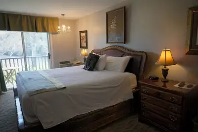 Image de Cozy King Room with Private Balcony in Main Lodge