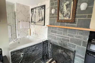 Image de Riverview Suite w/ Queen or King Bed  and  Jacuzzi Tub
