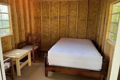 Image de One Room Cabin with a double bed and small table with two chairs