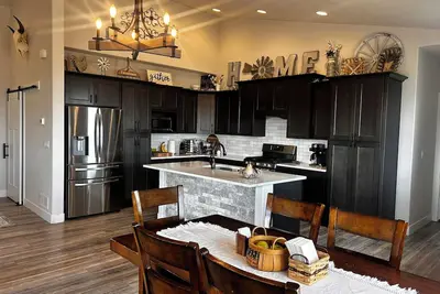 Spacious & fully equipped home with hot tub & pool!