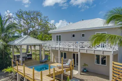 Image de Spacious 2br/2ba Placencia Apartment Pool, Parking