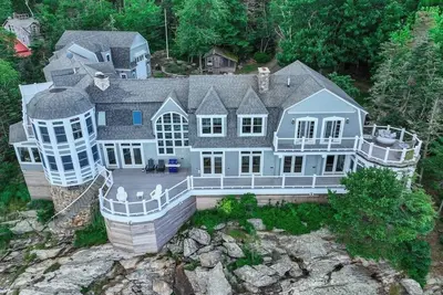 Image de Spectacular oceanfront retreat with amazing views, sunroom & washer/dryer
