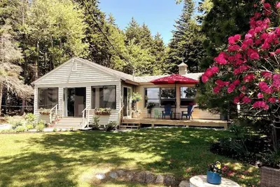 Image de Ocean-view cottage near beach with deck & full kitchen