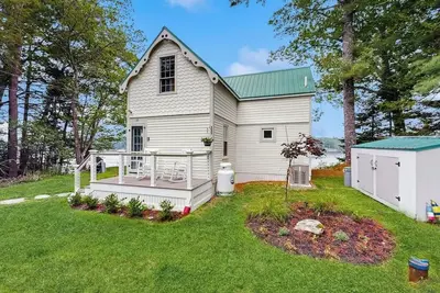 Image de Charming Oceanfront Home with Stunning Water Views and Wifi
