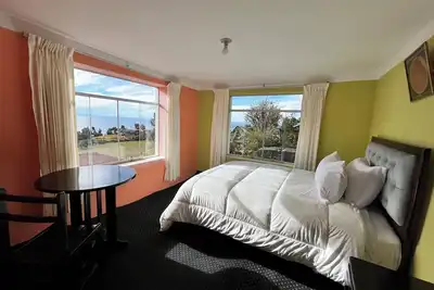 Image de Cottage on Amantani Island with lake and mountain view