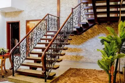 Image de Spacious 5br, 2 kanal Luxury Family Home