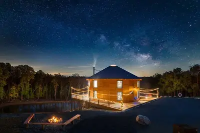 Image de Luray Yurt~World's Largest Yurt~Sleeps 16~Hot Tub~Sauna~Pond~Pet Friendly~Arcade