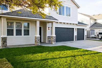 Image de Spacious 5-bedroom 3-bathroom house in charming West Pasco with Central A/C.