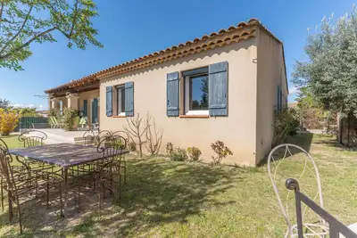 Image de Riad Provençale, avec piscine, proche d'un village situé entre mer et montagne.