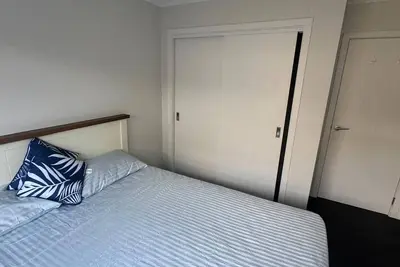 Image de Spacieuse chambre à coucher avec salle de bain privée — Aotea