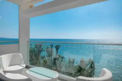 Image de Luxury Beach Front Flat Kyma 3