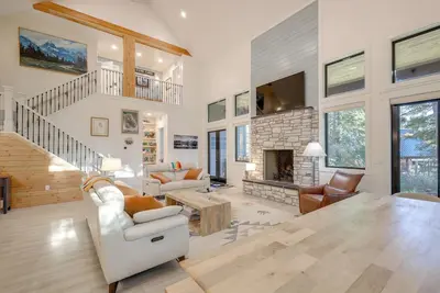 Image de All-Season Adventure in McCall! Modern Family Home