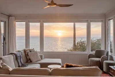 Image de The Pink Door — Absolute Beachfront House