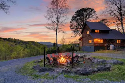 Image de Sleeps 42 | 7 Cabins | Hot Tubs + Fire Pit + Mtn Views | Heaven Lane Cabins