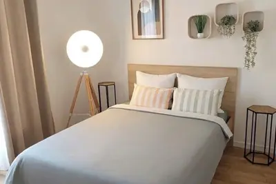 Image de Appartement Cosy au calme climatisation parking gratuit. Au rez-de-chaussée