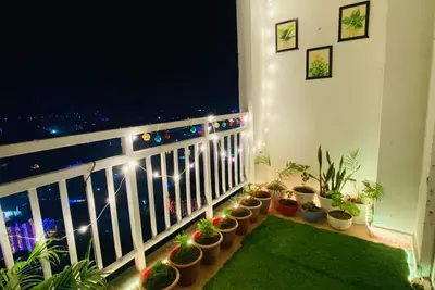 Image de Skyline Serenity: Luxury Flat with Private Balcony