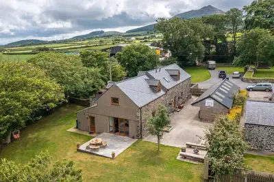 Image de Large Barn Conversion on a Working Farm on the Llŷn Peninsula | Rhiwal